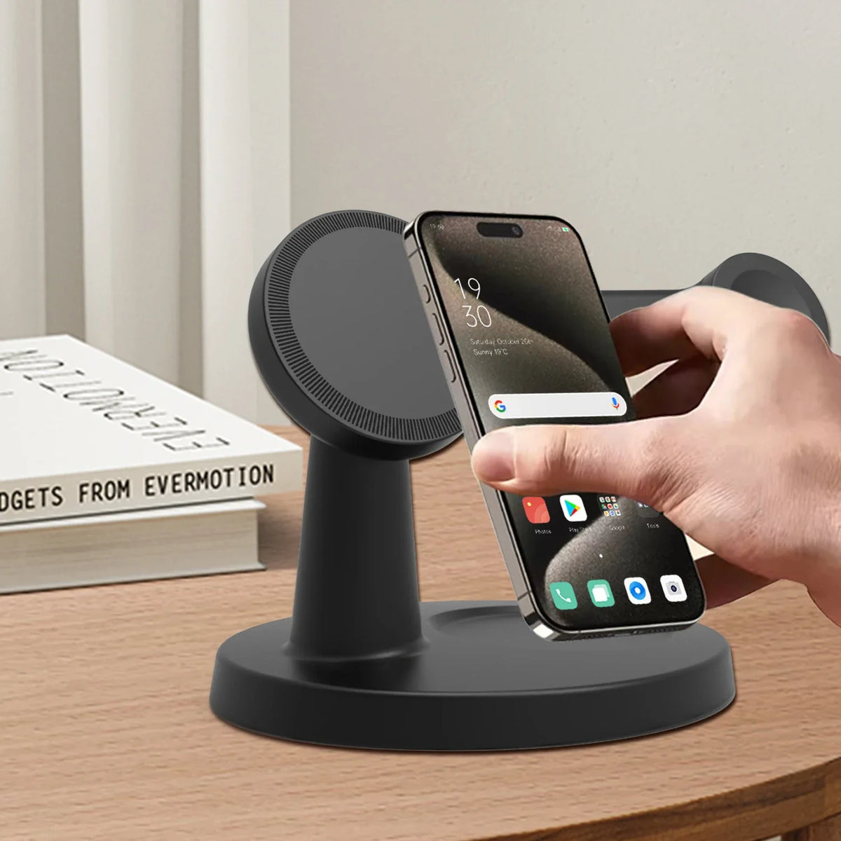 MagDesk 3-in-1 negro sobre un escritorio de madera mientras se coloca un móvil